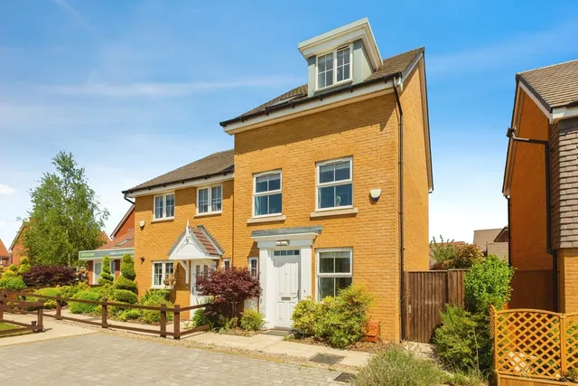 Bobby Road, Broughton, Aylesbury, Buckinghamshire, HP22, photo 1