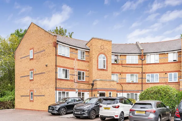 Whitworth Crescent, Enfield, EN3, photo 1