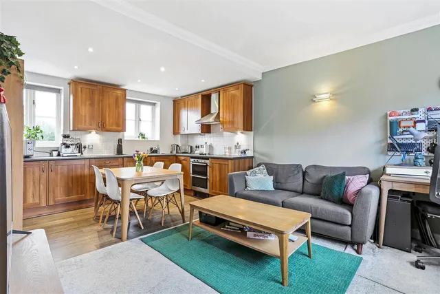 Photo 3 — Elizabeth Drive, Banstead, SM7 2FE