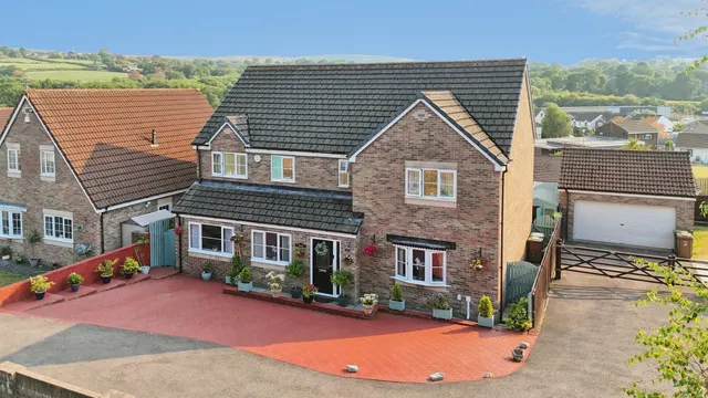 6 bedroom house — School Close, Nelson, Treharris