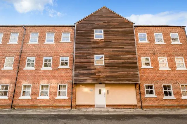 Nymet Court, Aylesbury, HP19, photo 1