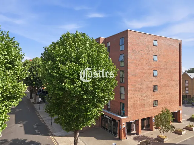 Bathurst Square, London, N15, photo 3