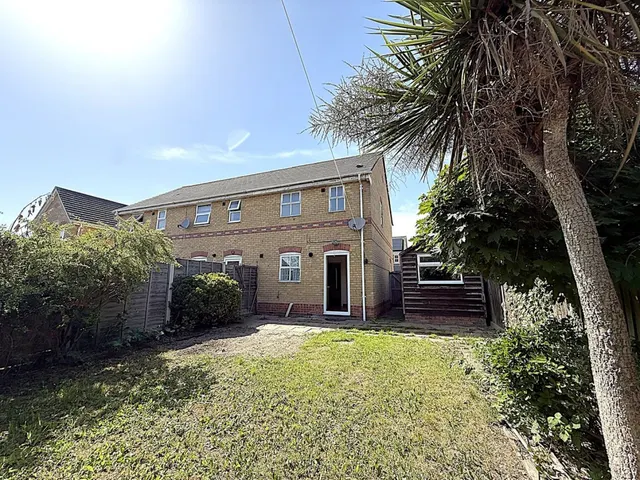 Regents Close, Highwoods, photo 1
