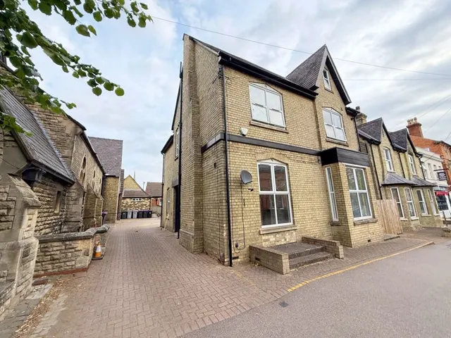 Avenue Road, Grantham, photo 1