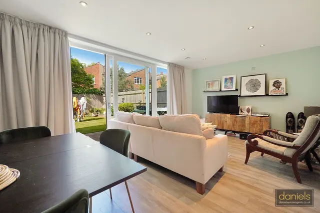 Reservoir Way, Willesden, NW10, photo 1