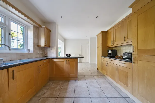 St. Huberts Close, Gerrards Cross, SL9, photo 2