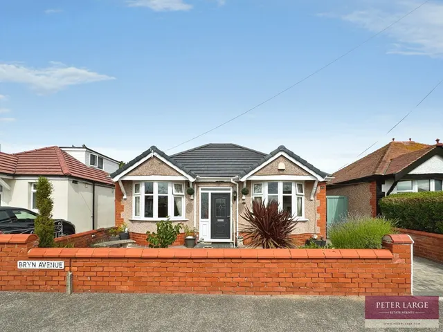 Bryn Avenue, Rhyl, Denbighshire, LL18 4BE, photo 1