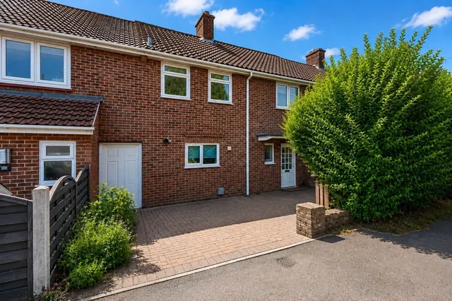 3 bedroom house — Sunnydell, St. Albans