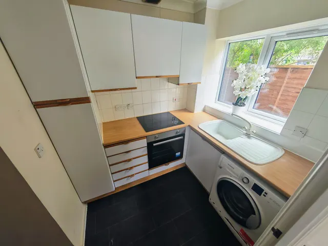 Cherry Gardens, Northolt, UB5, photo 3