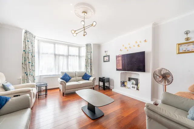 Photo 3 — 82 Oxgate Gardens, London