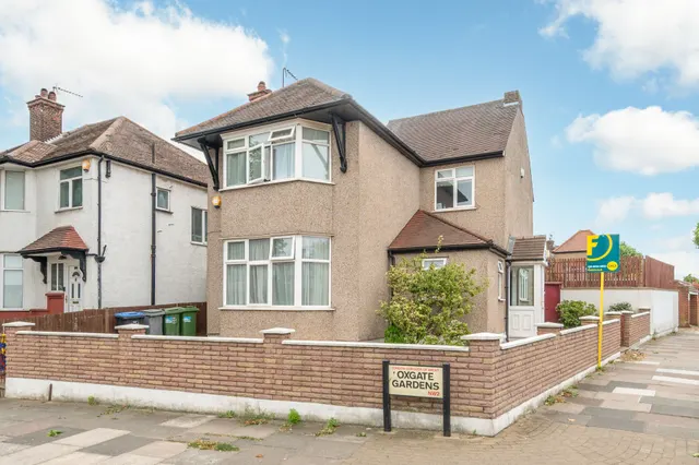 82 Oxgate Gardens, London, photo 1