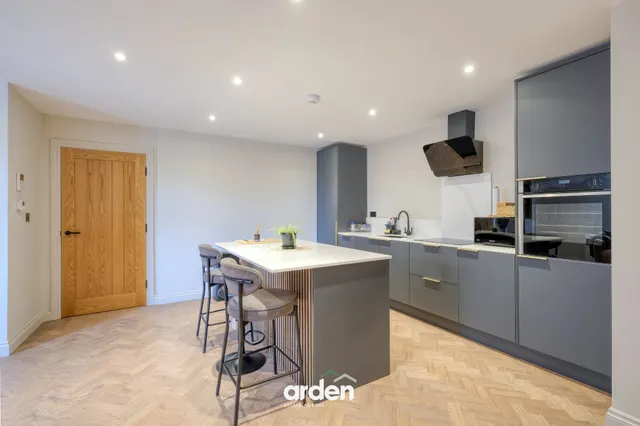 Barnsley Hall Road, Barnsley Court, B61, photo 2