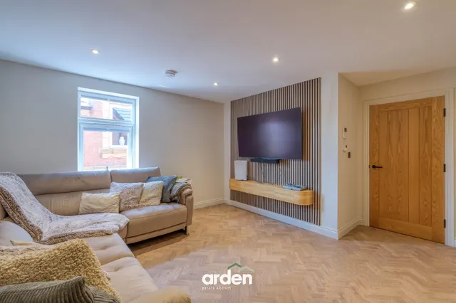 Barnsley Hall Road, Barnsley Court, B61, photo 3