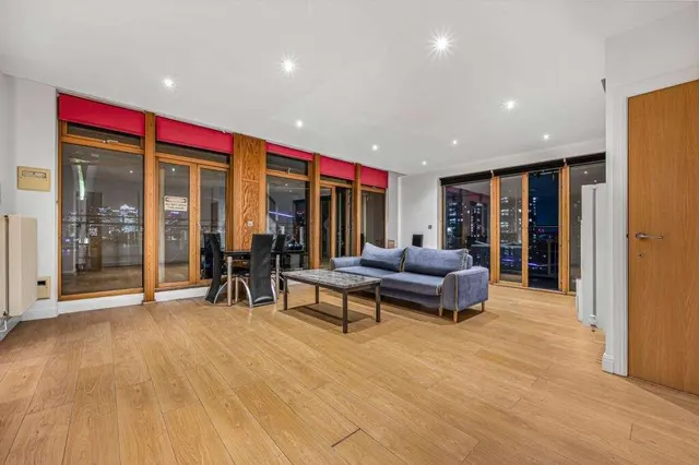 Hanover Avenue, London, E16, photo 1