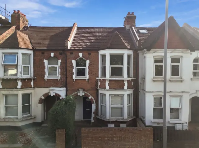 High Road, Leyton, E10, photo 1