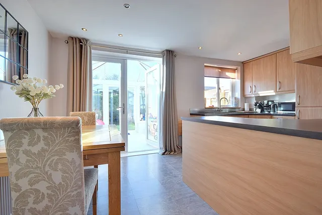 Lilac Close, Clifton, HD6, photo 3