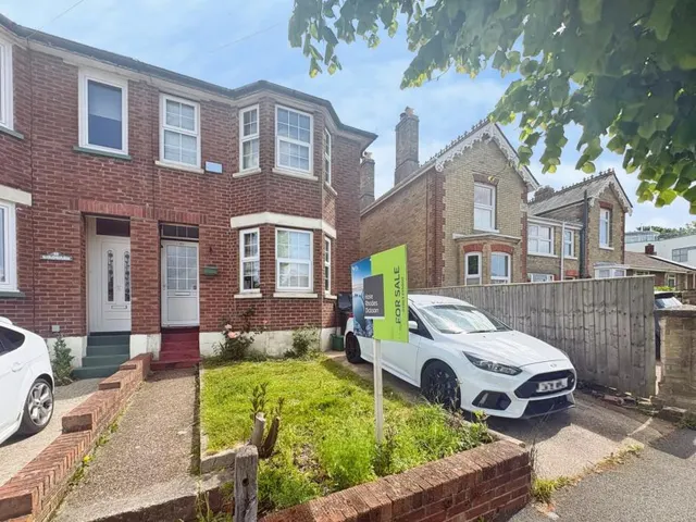 Cambridge Road, East Cowes, PO32, photo 1