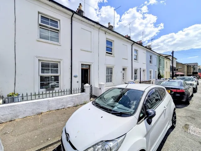 3 bedroom house — Graham Road, WORTHING