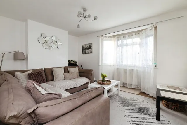 Photo 2 — Alfreds Gardens, Barking