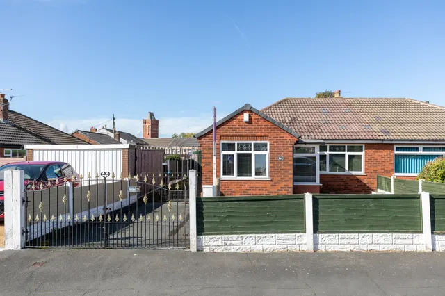 St. Andrews Crescent, Hindley, WN2, photo 1