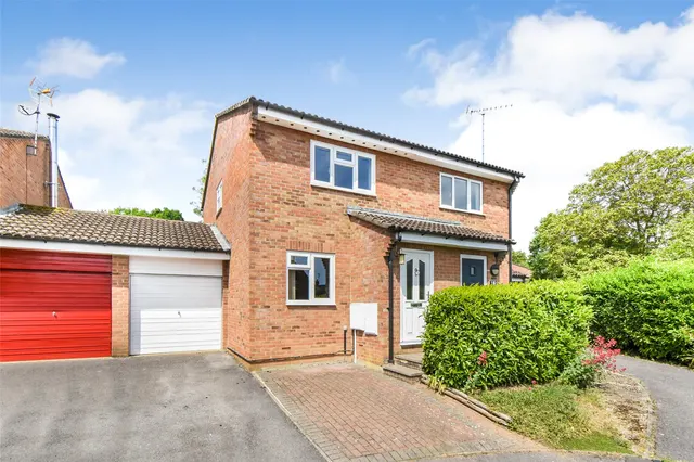 Coltsfoot Place, Hook, Hampshire, RG27 9PW, photo 1