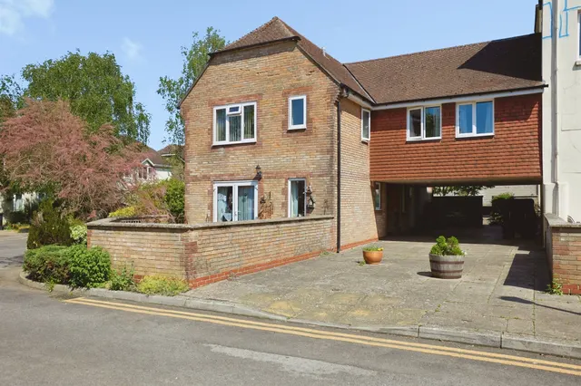 Milford Court, Gillingham, SP8, photo 1
