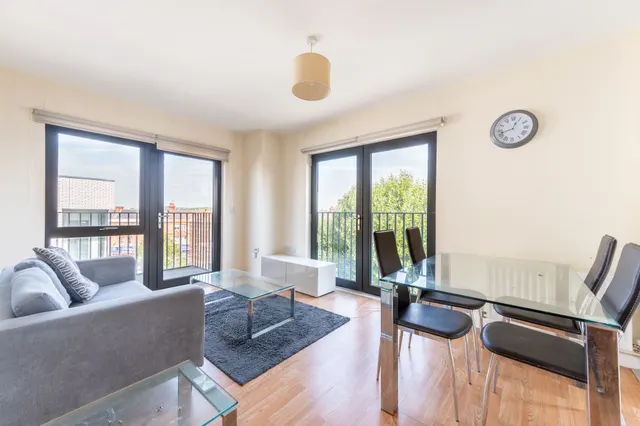 12 Newman Close, London, photo 1
