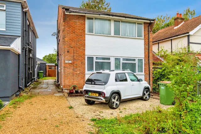 2 bedroom flat, Swaythling Road, West End, SO30