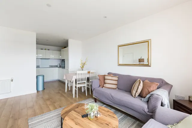 Photo 3 — Flat 1001, Lamington Heights, 8 Madeira Street, London