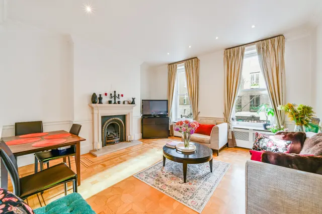 Photo 2 — Flat 10 Haselbury House, 81 George Street, London