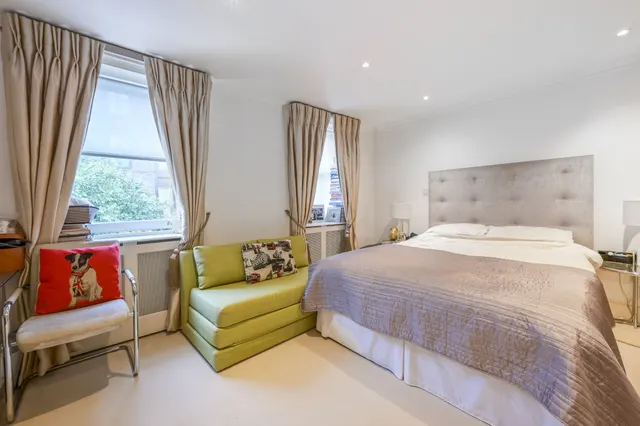 Photo 3 — Flat 10 Haselbury House, 81 George Street, London