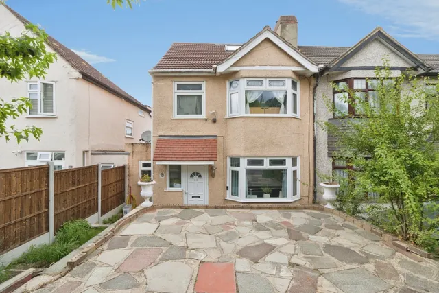 Bastion Road, London, SE2, photo 1