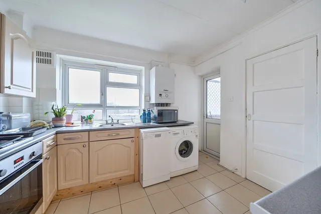 Photo 3 — Larkfield Close, Hayes, Kent, BR2