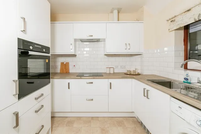 Photo 3 — Emmbrook Court, Reading