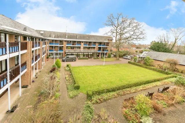 Emmbrook Court, Reading, photo 1