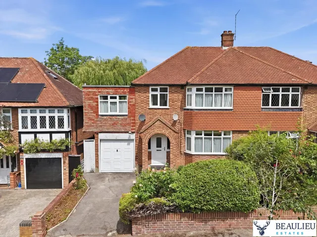 4 bedroom house — Chigwell Park Drive, Chigwell, IG7 5BD
