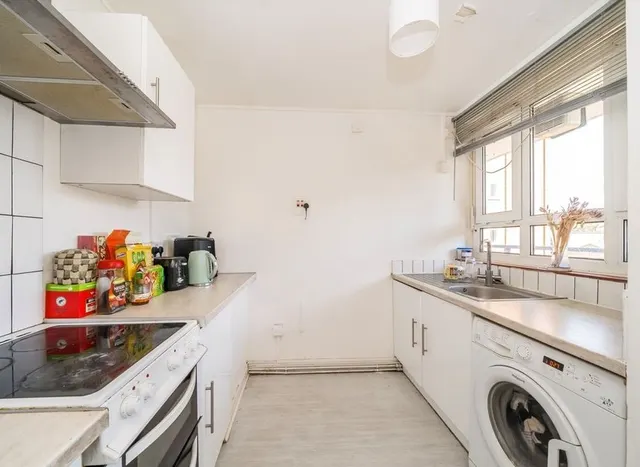Photo 3 — Barclay Close, Fulham, SW6