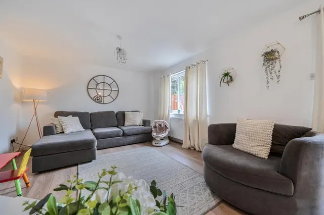 Finchdale Close, Carterton, OX18, photo 2