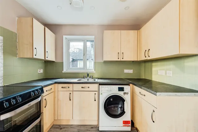 Photo 3 — Wessex Close, Hungerford