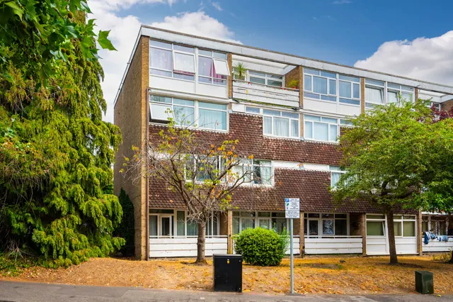 1 Hillview Court, Woking, photo 1