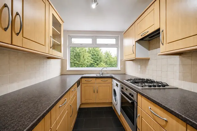 Photo 3 — 1 Hillview Court, Woking