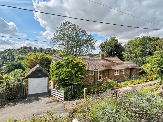 Pinewood Road, High Wycombe HP12 4DA, photo 1