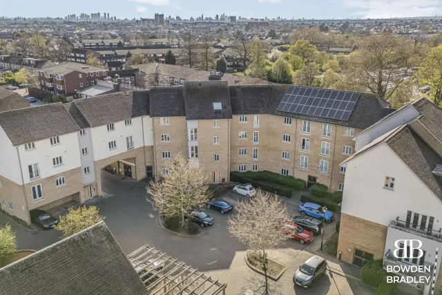 Photo 3 — New Mossford Way, Barkingside, IG6