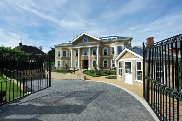 Murano House, 389 Cockfosters Road, Hadley Wood, Hertfordshire, EN4 0JS, photo 1
