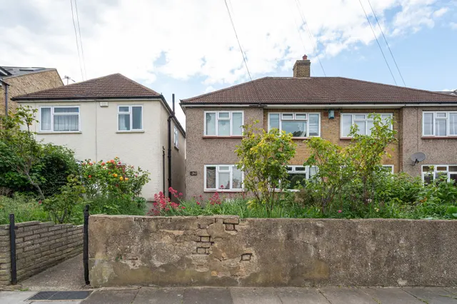 2 Karen Court, Brockley Rise, London, photo 1
