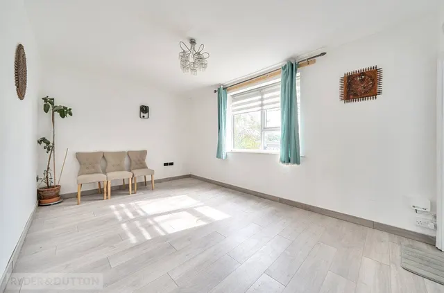 Buxton Crescent, Turfhill, OL16, photo 2