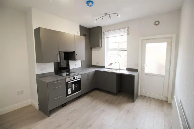 Vernon Road, Bredbury, photo 2