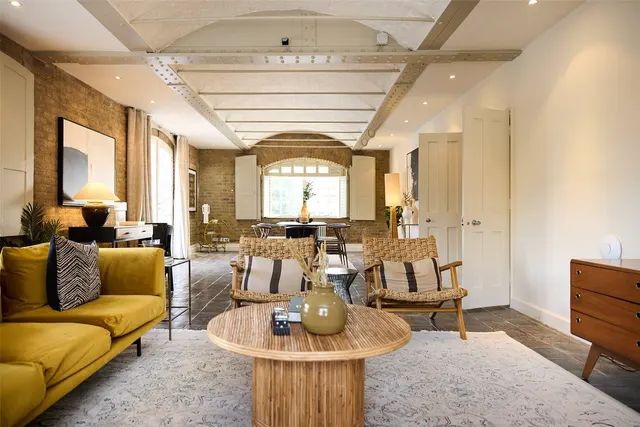 East Smithfield, Saint Katherine Docks, E1W, photo 2