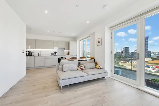 Heartwell Avenue, London, E16, photo 2