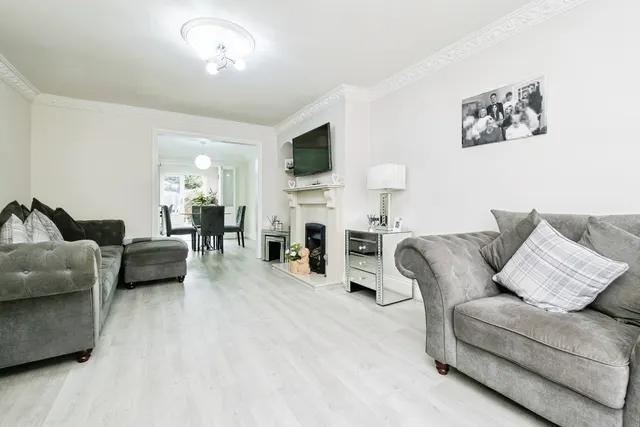 Stephen Avenue, South Hornchurch, RM13, photo 2